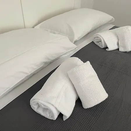 Zina - - 10 Min From Centre And Airport Lägenhet